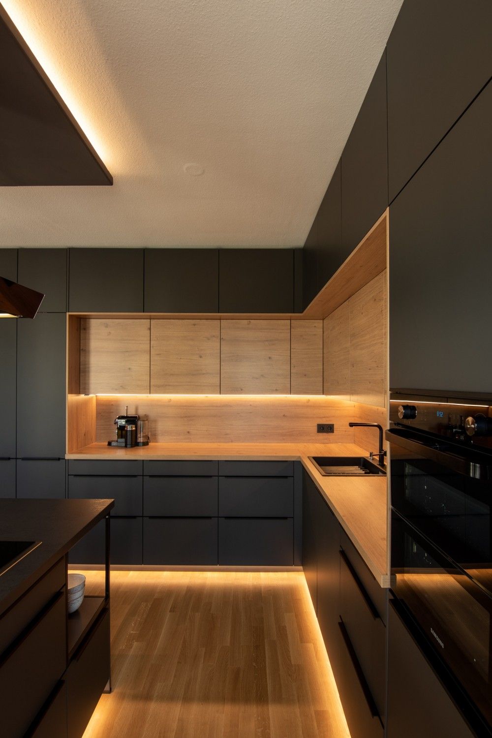 Kitchen cabinet